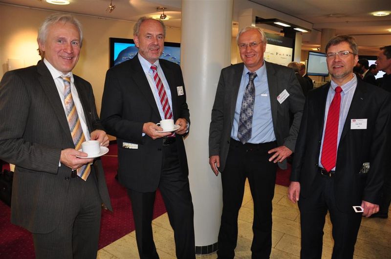von links: Peter Wenzel (Profibus Nutzerorganisation), Achim Laubenstein (ABB), Eckehardt Klemm (Phoenix Contact Electronics), Ingo Rolle (DKE) (Bilder: M. Henig, J. Nellen / PROCESS) (Archiv: Vogel Business Media)