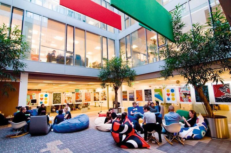 Atrium bei Google Dublin mit Sitzgelegenheiten. (Google)