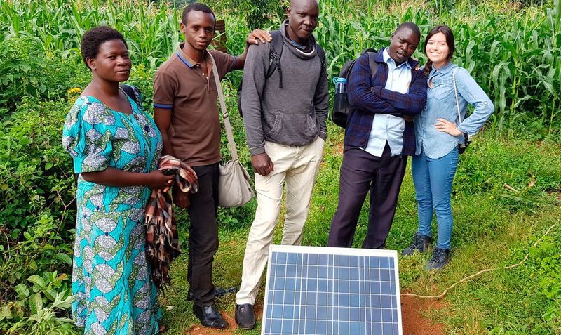While collecting data in Kenya, Cristina Dominguez (right) got support from local helpers.  (Empa / ETH)