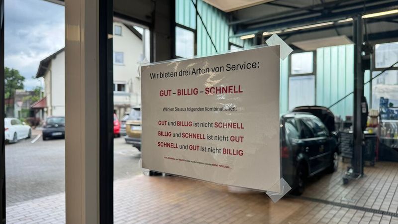 Mit Humor ans Werk: Das Schild bringt auf den Punkt, wofür der 1A Autoservice steht – Qualität hat ihren Preis. (Bild: Schreiner – VCG)