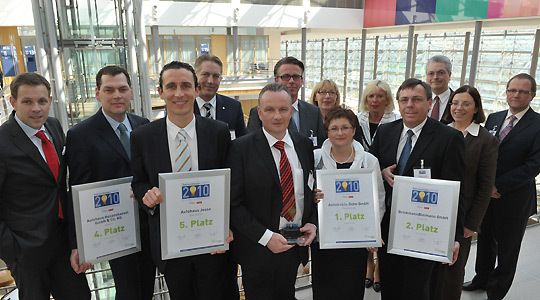 Fröhliche Gesichter gab es am Ende sowohl bei Gewinnern als auch bei Jurymitgliedern. (Archiv: Vogel Business Media)