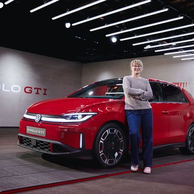Mit dem ID.Polo GTI feiert das erste vollelektrische Modell seine Weltpremiere - genau 50 Jahre nachdem der erste GTI überhaupt debütierte. Next-Mobility-Redakteurin Stefanie Eckardt gewann bereits Anfang April 2026 in Hamburg erste Einblicke.   (Bild: IvoHercik.com)