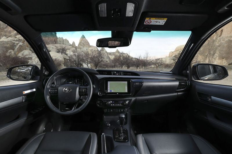 Der Innenraum wirkt etwas in die Jahre gekommen – für ein Nutzfahrzeug ist er aber sinnvoll aufgebaut. (Bild: Toyota)