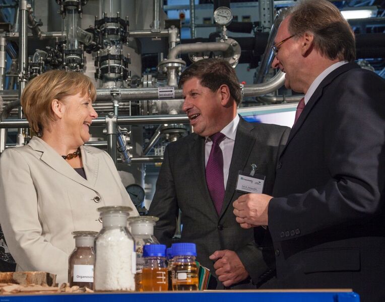 Bundeskanzlerin Dr. Angela Merkel, Prof. Dr. Thomas Hirth, Ministerpräsident Dr. Reiner Haseloff. (Bild: Fraunhofer IGB)