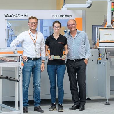 V.l.n.r.: Viktor Krieger, Business Development Manager bei Weidmüller, sowie Christina und Stefan Schmidbaur freuen sich über die gute Zusammenarbeit.

 (Bild: Weidmüller)