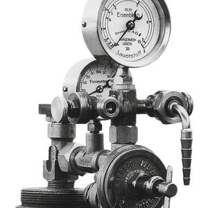 Johann Heinrich Dräger entwickelt 1889 den ersten zuverlässigen Kohlensäure-Druckminderer – das Lubeca-Ventil.
