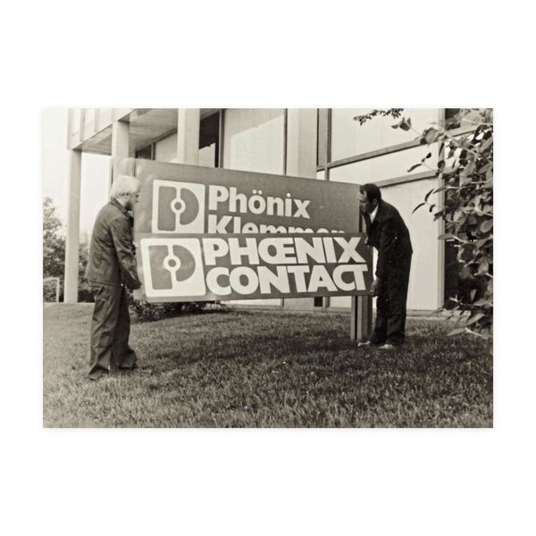 Bild 4: Aus Phönix Klemmen wird 1981 Phoenix Contact. Der englischsprachige Name spiegelt die zunehmend internationale Ausrichtung des Unternehmens wider. (Bild: Phoenix Contact)