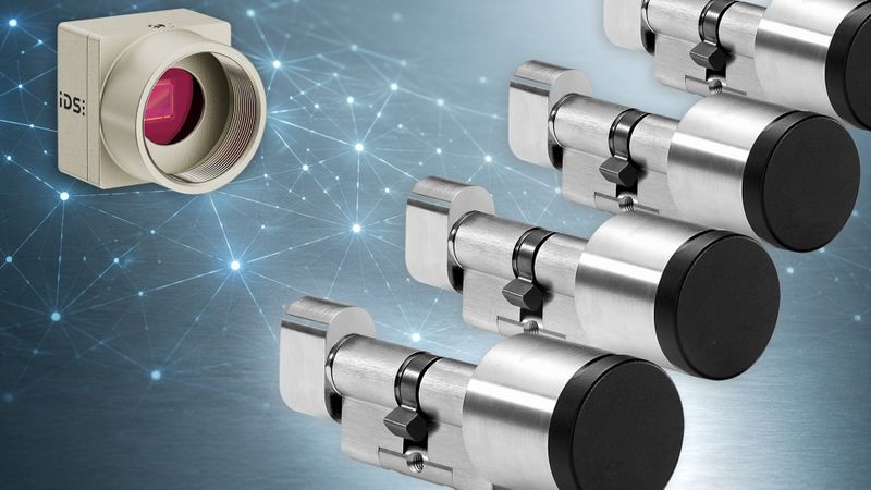 Links die Industriekamera des Typs IDS uEye U3-36P0XCP-M-GL Rev. 1.2, rechts die zu prüfenden Schließzylinder.(Bild:  IDS Imaging Development Systems GmbH)