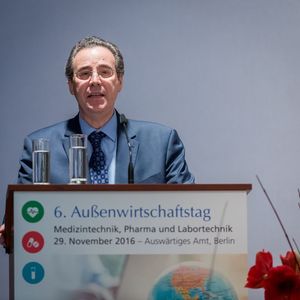 „Um bestmöglich mit internationalen Umbrüchen umgehen zu können, müssen wir das größtmögliche Maß an Verlässlichkeit in Politik und Wirtschaft zeigen“, betont Miguel Berger, Abteilungsleiter für Wirtschaft und Entwicklung im Auswärtigen Amt.