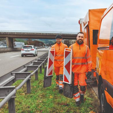 Der Dekra Verkehrssicherheitsreport 2026 trägt den Titel „Arbeitsplatz Straßenverkehr“ und beschäftigt sich mit den Risiken im Straßenraum. (Bild: Dekra)