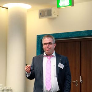 Dr. Michael Hoffmeister, Festo AG: „Es gibt viele Daten, die in SAP versteckt sind, und wir wollen sie befreien. Das Vehikel ist die Verwaltungsschale, über die digitale Ebene des RAMI. Damit wollen wir identifizieren können, mit welchen Daten wir es zu tun haben.“(Bild:  Reinhold Schäfer)