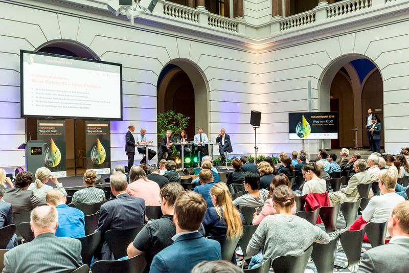 TU Berlin, Covestro and Dechema organised the ‘Raw Materials Summit’ in June 2018 with the aim of demonstrating ways to alternative, non-fossil raw materials for chemistry. (Covestro )