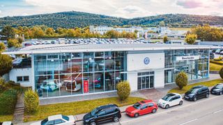 Mit der Übernahme der Wagenblast-Autohäuser hat die Bierschneider-Gruppe ihre Verkaufstätigkeit im Raum Aalen deutlich gestärkt. Im Bild der VW-Hauptbetrieb in Aalen. (Bild: Bierschneider)