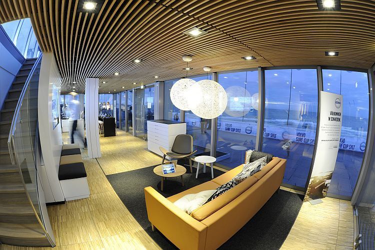 In der Livingroom-Area können sich die Besucher entspannen. (Foto: Volvo)