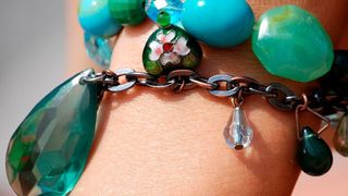 Die Hersteller und Importeure von Modeschmuck müssen laut BVL-Präsident Helmut Tschiersky eindeutig mehr tun, um Gesundheitsrisiken zu vermeiden. (gemeinfrei)