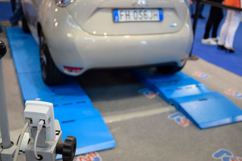 Ravaglioli zeigte eine kamerabasierte Kennzeichenerkennung und ein Reifenscansystem für die Direktannahme. (Holz / »kfz-betrieb«)