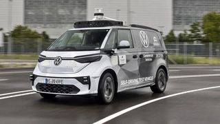 Hier ist der ID Buzz AD, der völlig autonom fahren kann, wie Volkswagen sagt, noch als Testversion unterwegs. Doch im VW-Werk Hannover brodelt es schon, um im nächsten Jahr dort mit der Serienfertigung beginnen zu können ... (Bild: Volkswagen)