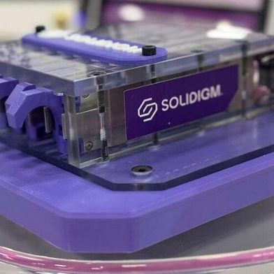 Die Enterprise-SSD D5-P5430 von Solidigm ist vollständig von Kühlflüssigkeit umgeben. Um eine höhere Kapazität bereitzustellen, werden mehrere dieser SSDs zusammengesteckt. (Bild: Solidigm)