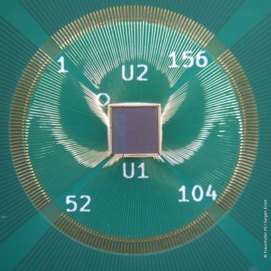 Gebondeter Chip: Das RISC-V Secure Element ist auf einem Träger befestigt und über Bonddrähte elektrisch mit ihm verbunden. (Bild: Fraunhofer IIS / Jürgen Ernst)
