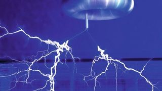 Bald obsolet?: Eine Entladung am Tesla-Trafo erzeugt hochfrequente Wechselspannung. Die Tesla-Transformatoren haben sich nicht durchgesetzt, der Wechselstrom stattdessen schon.  (gemeinfrei)