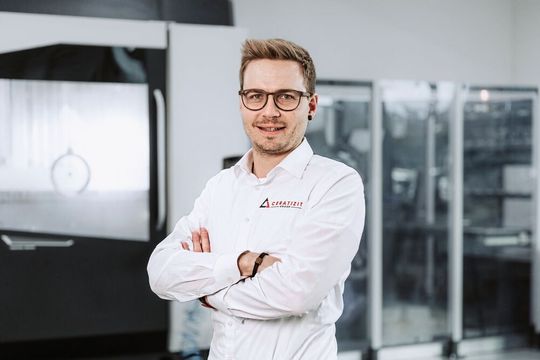 Manuel Höfferer, Anwendungsspezialist Aerospace and Defence, Ceratizit: «Jede Titananwendung ist anders. Unsere Aufgabe ist es, Hartmetallsortenentwicklung, Auswahl des Werkzeugsystems, Schnittdaten und Anwendungsexpertise zu einer Prozessstrategie zu verbinden, die den konkreten Bauteil- und Fertigungsbedingungen des Kunden entspricht.»(Bild:  Ceratizit)