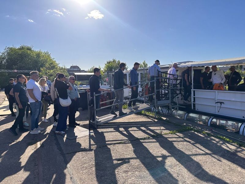 Die Sonne lacht und alle freuen sich mit der „MS Günther“ schippen zu dürfen. (Bild: Vogel IT-Medien)