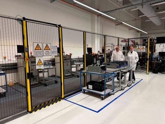 ELEKTRONIKPRAXIS zu Besuch in der Fertigung von DBK EMS. Das Unternehmen tut sich insbesondere bei den Textkapazitäten für den HV-Bereich hervor.(Bild:  DBK Group)