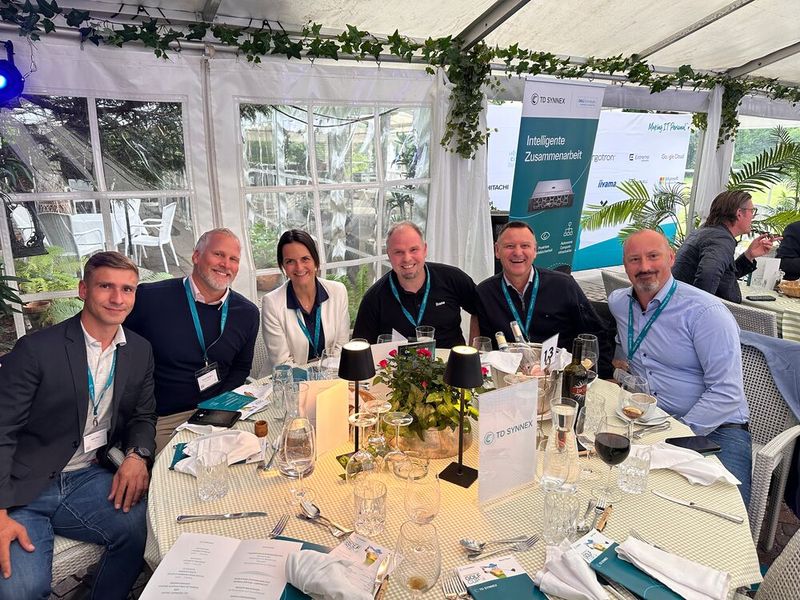 (v. l.) Aiko Nafz & Oliver Rösgen (Vertiv), Christian Tienemann (iiyama), Frank Knäsche und Dwayne Dobringer (Ergotron) mit der neuen TD Synnex Vice President Endpoint Solution Anne Jeck (Bild: Vogel IT-Medien)