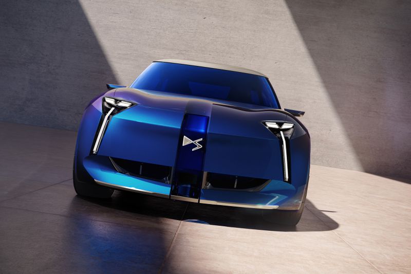 Prägendes Optikelement an der Front ist ein vertikales „Totem“ mit dem Markenlogo, ergänzt um eine Y-förmige Lichtsignatur. (Bild: DS Automobiles)