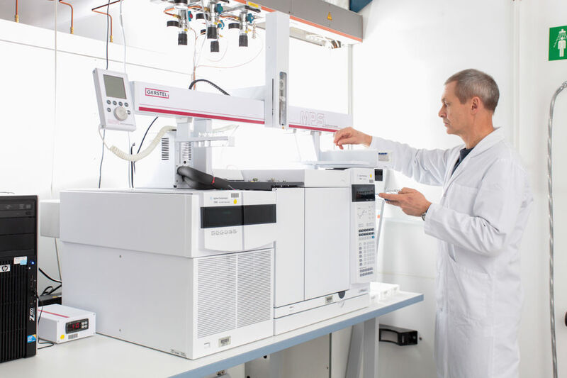Technischer Mitarbeiter bei der Analyse von Fettsäuren in Plasmaproben mittels Gaschromatographie und Massenspektrometrie (Till Budde/DIfE)