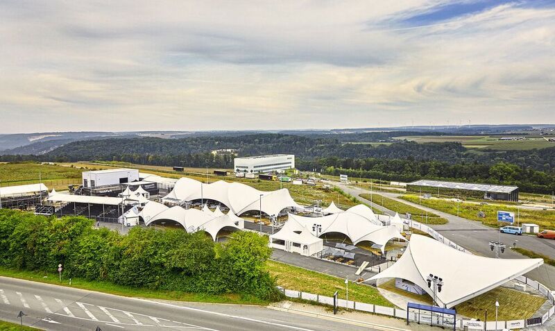 Zum Kunden- und Innovationszentrum gehört auch der TechPark, ein rund 10.000 m² großes Außengelände mit Werkstätten und einer Versuchsfläche für elektrisch angetriebene mobile Arbeitsmaschinen. (Bosch Rexroth)