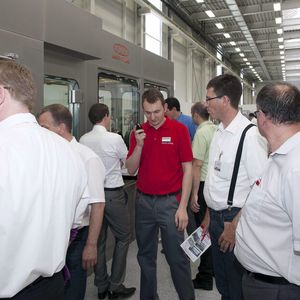 Großes Besucherinteresse an der Linie FVF 5062 für das Füllen und Verschließen von Vials und ähnlichen standfesten Flaschen aus Glas und Kunststoff.