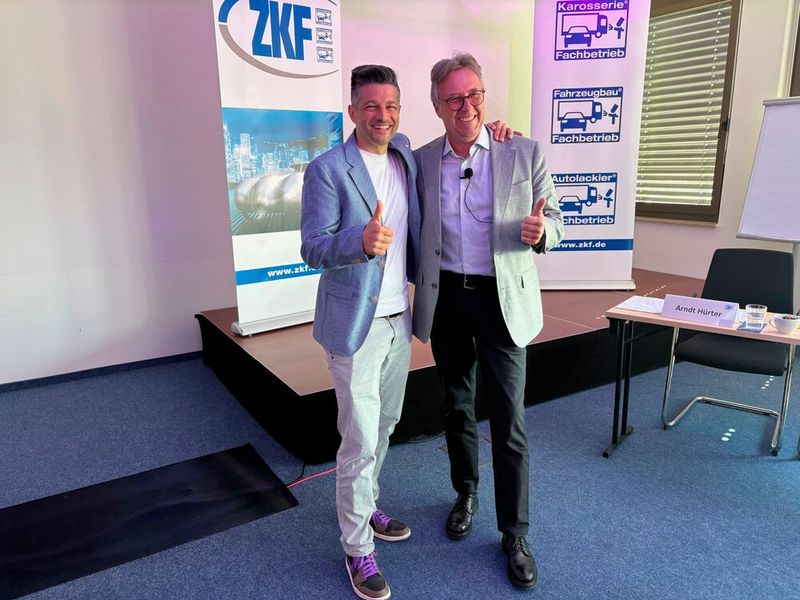 Das der geschäftsführende Vorstand sich personell verändert wurde schon vor der Wahl kommuniziert. Detlev Thedens wollte nicht nochmals antreten. Für seine Nachfolge bewarb sich Maximilian Maxrhofer (li.) und erhielt alle möglichen Stimmen. Der 46-Jährige, zweifache Vater ist Karosseriebaumeister und hat einen K&L-Betrieb in Burghausen nahe der österreichischen Grenze. Arndt Hürter wurde als ZKF-Präsident ebenfalls einstimmig bestätigt.  (Bild: Otto - VCG)