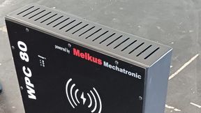 Beim kontaktlose Laden von AGV wird das Energiefeld nur dann aufgebaut, wenn das Fahrzeug anwesend ist, und bleibt beim Ladevorgang innerhalb von AGV und Ladestation. Die Personensicherheit ist jederzeit gewährleistet. (Bild: Melkus)