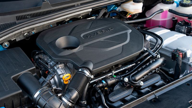 Unter der Haube ist ein 75 kW/102 PS starker 1,5-Liter-Benziner verbaut, der mit einem 100 kW/136 PS starken E-Motor kombiniert ist. Systemleistung: 143 kW/195 PS. (Bild: MG Motor Deutschland GmbH/Marcus Werner)