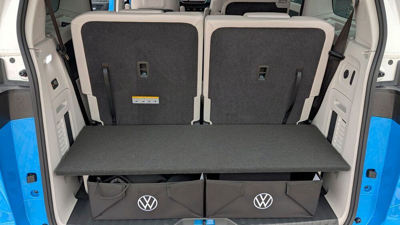 Bloß gut, dass der Kofferraum so klein ist! Nein, Spaß – hier sind die Sitze ganz nach hinten geschoben. Und bei voller Bestuhlung bieten auch andere Vans der Fünfmeterklasse nicht mehr. (Bild: Rosenow – VCG)