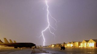 Da OEMs mit Komposit-Komponenten und -Strukturen Leichtbauteile für Flugzeuge gestalten und bauen, gewinnen nutzerfreundliche und geklebte Reperaturlösungen für die Betreiber von Fluggesellschaften und MROs an Bedeutung. (Bild: Henkel)