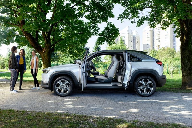 Mit dem MX-30 steigt Mazda in die E-Mobilität ein. (Mazda)
