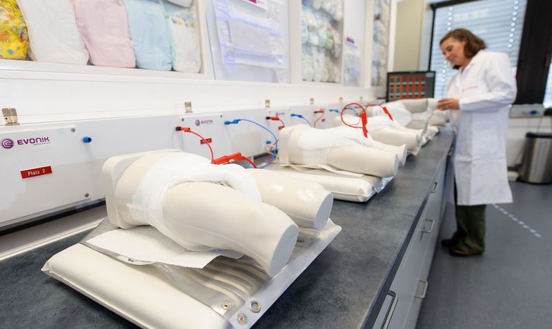 Die Ausstattung des Labors erlaubt die Anwendungen des neuen Edana-Puppentests für Inkontinenzartikel. (Bild: Evonik)