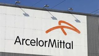 Einige Entscheidungen des Stahlkonzerns Arcelormittal kosten vermutlich Hunderte von Arbeitsplätzen. Vor allem Duisburg sieht sich gefährdert. Deshalb sind kürzlich die Matarbeiter sozusagen ins Wasser gegangen, um ein Zeichen zu setzen ... (Bild: Arcelormittal)