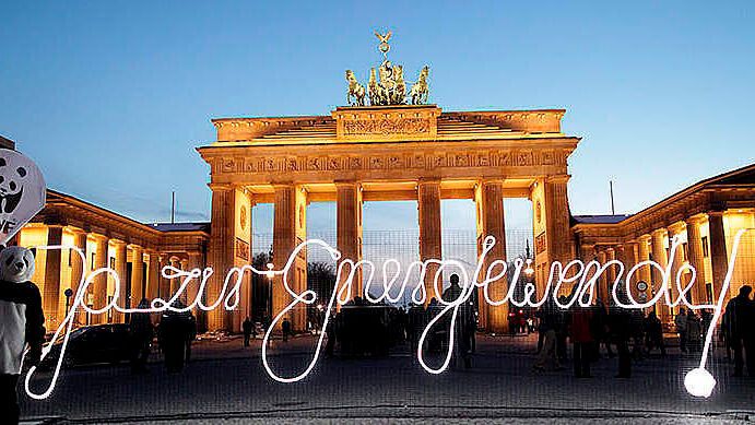 Zur Earth Hour schalten Stadtverwaltungen und Privatpersonen das Licht ab, um auf den Klimaschutz hinzuweisen.(Bild:  WWF Deutschland)