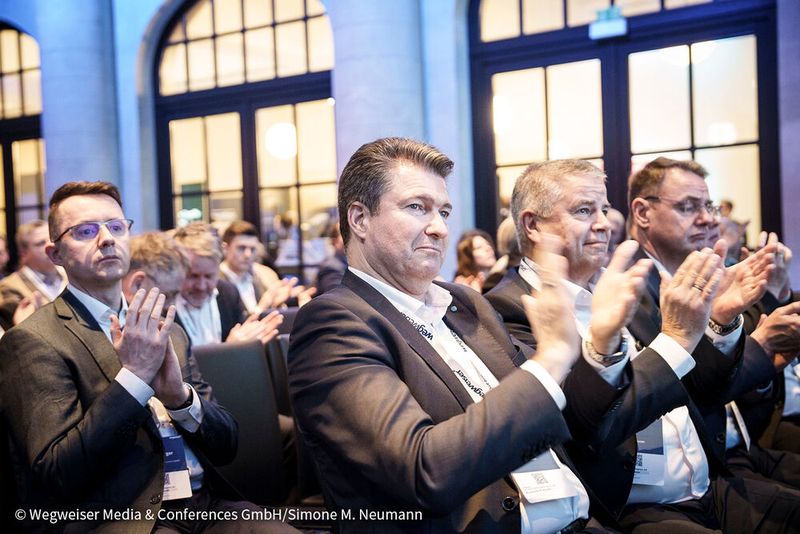 Die Veranstaltung bringt rund 500 Expertinnen und Experten aus Krankenhäusern, Wissenschaft, Industrie, Politik und Rechtspflege zusammen – mit dem Ziel, die Gesundheitsversorgung effizienter, digitaler und zukunftsfähiger zu gestalten. (Bild: © Wegweiser Media & Conferences GmbH / Simone M. Neumann)