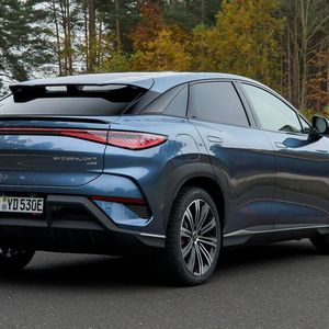 Den 4,83 Meter langen Sealion gibt es mit zwei Batteriegrößen und drei Ausstattungsvarianten.(Bild:  BYD)