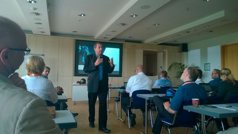 Die Firma Xjet aus Israel stellte auf dem Kongress eine neue 3D-Druck-Technologie für sehr kleine Keramik- und Metallbauteile vor: Das Nano Partikel Jetting. Hierbei wird eine Flüssigkeit (Binder) mit Nanopartikeln (Metall, Keramik) versetzt und schichtweise aufgetragen. Anschließend wird die Flüssigkeit verdampft und es bleibt eine Mikrostruktur aus Nanopartikeln übrig, die anschließend noch gesintert werden muss. (Bild: D.Quitter/konstruktionspraxis)