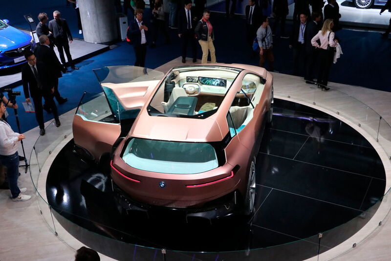 Die nächste Generation? Die BMW Vision iNext soll einen Ausblick auf zukünftige Modelle geben, die mit markant großen Glasflächen und grifflosen Türen ausgestattet sein könnten. (Klasing)