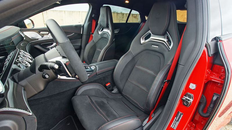 Das Interieur präsentiert sich äußert sportlich. (Bild: Autoren-Union Mobilität/Matthias Knödler)