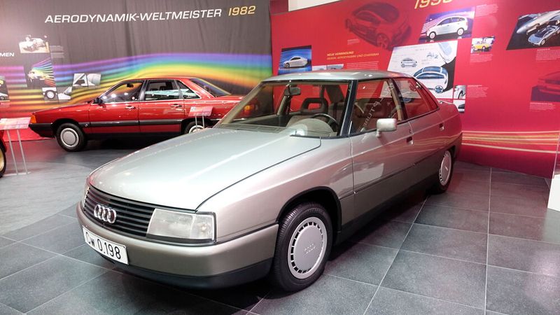 Die Audi-80-cW-Studie von 1984 ist ein Prototyp und basierte auf der Vorgängergeneration Audi 80 B2. Sie verfügte über eine runde Frontpartie mit schrägem Kühlergrill, bündig abschließende Fenster, eine stark gebogene Windschutzscheibe, einen einzigen Rückspiegel, Radabdeckungen, eine komplette Unterbodenverkleidung, ein längeres Heck und überarbeitete Türgriffe. Diese subtilen Änderungen führten zu einem beeindruckenden Luftwiderstandsbeiwert von nur 0,198. Der Prototyp war ein Versuch von Audi, als Reaktion auf den zweiten Ölschock von 1979, aerodynamischere Personenwagen zu entwickeln. Angetrieben wurde der Prototyp von einem 2,3-Liter-Fünfzylinder-Reihenmotor mit 136 PS, der den Wagen auf stolze 250 km/h beschleunigte. (Bild: Dominsky – VCG)