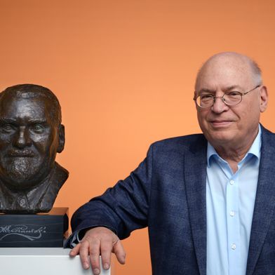 Ulrich Zahoransky neben der Büste seines Großvaters Anton Zahoransky, geboren in Elbekostelec (heute Tschechien), der das Unternehmen im Jahre 1902 in Todtnau gegründet und bis 1951 geführt hat. (Bild: Zahoransky)