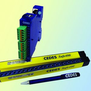 Kompakte Sicherheitskomponenten vereinfachen die nachträgliche Absicherung: Der Kontroller SafeCIS3 (blau) mit dem Sicherheits-Lichtvorhang Safe400.