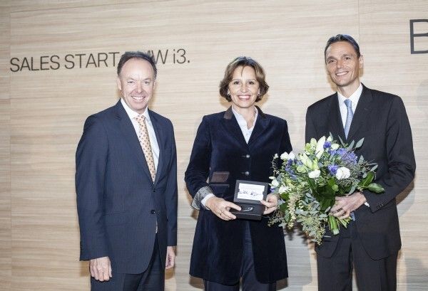 Feierlichen Übergabe der ersten BMW i3 (v.l.n.r.): Dr. Ian Robertson, Mitglied des Vorstands der BMW AG, Vertrieb und Marketing BMW, Christine Haderthauer, Leiterin der Bayerischen Staatskanzlei, Staatsministerin für Bundesangelegenheiten und Sonderaufgaben und Roland Krüger, Leiter Vertrieb Deutschland der BMW Group. (Bild: BMW)